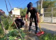 Brimob Jabar dan Warga Gotong Royong Bersihkan Sungai Cikeruh