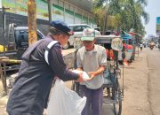 Jum’at Berkah, Brimob Polda Jabar Bagikan 260 Paket Makanan Gratis kepada Warga Jatinangor