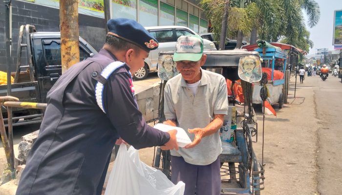 Jum’at Berkah, Brimob Polda Jabar Bagikan 260 Paket Makanan Gratis kepada Warga Jatinangor