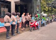 Polwan Polda Metro Jaya Ajak Ojol Tertib Lalu Lintas di Program Jum’at Peduli