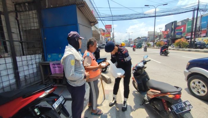 Satbrimob Polda Jabar Gelar Jum’at Berkah, Bagikan Makanan Gratis untuk Warga