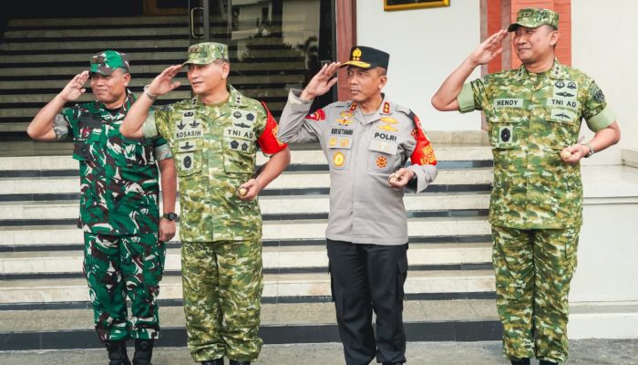 Sinergi Polri – TNI Amankan Kunjungan RI-1 Pada Wisuda Universitas Kebangsaan di Bandung