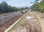 Diduga Pemborong Tidak Bertanggung Jawab, Jalan Desa Sumbon Kroya Rusak Parah Akibat Proyek Senderan Sungai Cipanas