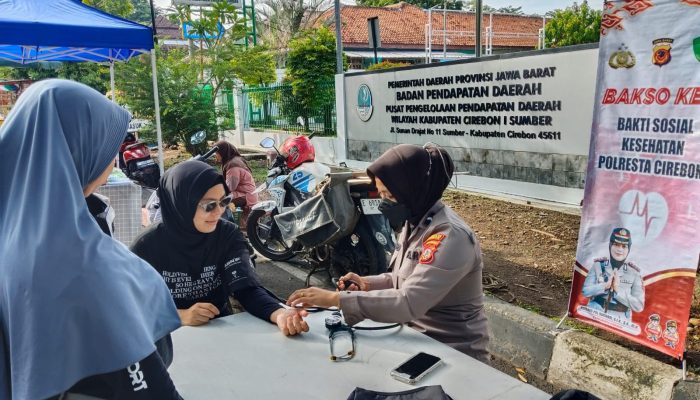 Polisi Gelar Bakti Sosial Kesehatan Pengobatan Gratis dan Patroli Polwan Bageur