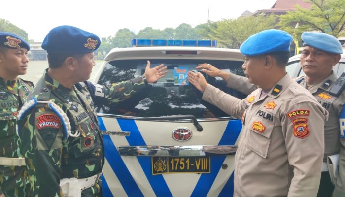 Satbrimob Polda Jabar Pasang Stiker Pelayanan dan Pengaduan (Yanduan) pada Kendaraan Dinas