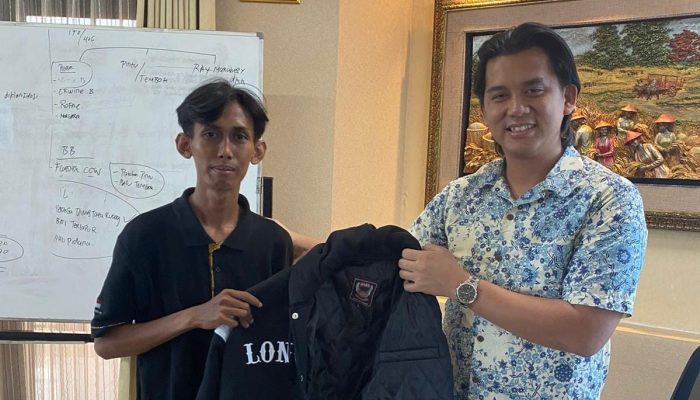 Terluka Saat Amankan Demo, Kasat Reskrim Polres Metro Jakarta Pusat Berikan Hadiah Jurnalis yang Menolongnya