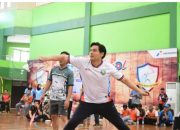 Bupati Lucky Hakim Turut Meriahkan Laga Ekshibisi Bulutangkis di Porsenitas XII Indramayu