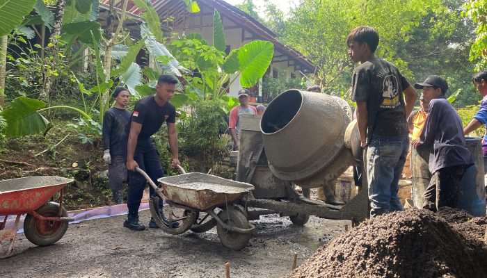 Pengecoran Jalan Desa Jelat Wujud Nyata Kepedulian Brimob