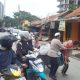 Polisi Bantu Warga di Tengah Giat Pengaturan Lalu Lintas Sore di Kelapa Dua