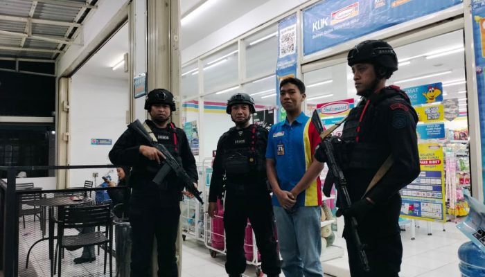 Berikan Rasa Aman di Malam Hari Brimob Jabar Patroli Dialogis di Wilayah Lembang