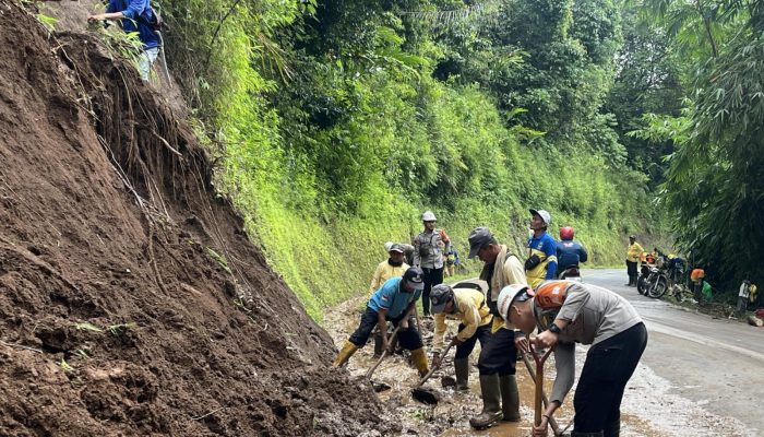 SAR Brimob Jabar Bantu Penanganan Pasca Longsor di Tanjung Medar Sumedang