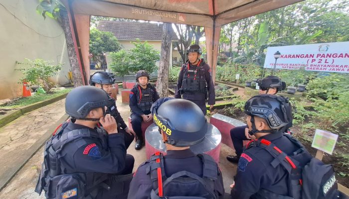 Patroli Dialogis Gegana Satbrimob Polda Jabar Wujudkan Kehadiran Negara di Tengah Masyarakat