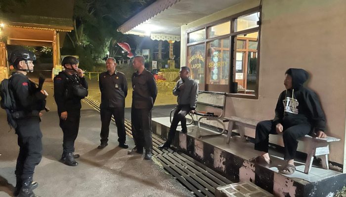 Brimob Jabar Patroli Dialogis Malam Hari di Wilayah Cikole Lembang