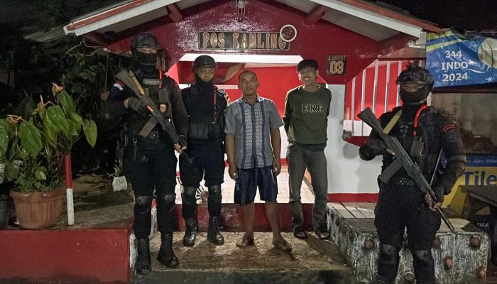 Brimob Jabar Tingkatkan Keamanan di Wilayah Pacet Melalui Patroli Dialogis
