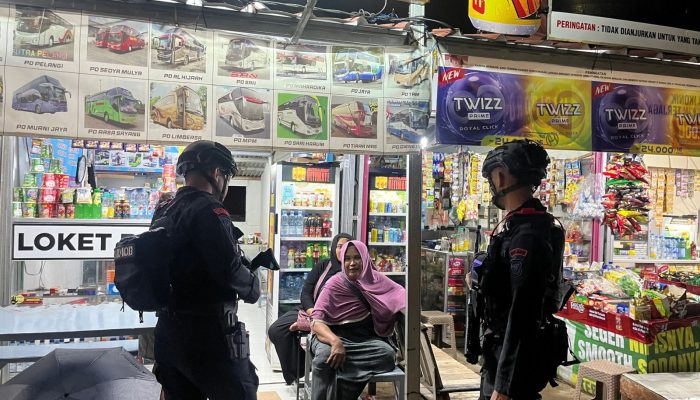 Patroli Dialogis Malam Hari Brimob Jabar Tingkatkan Keamanan di Wilayah Cikampek