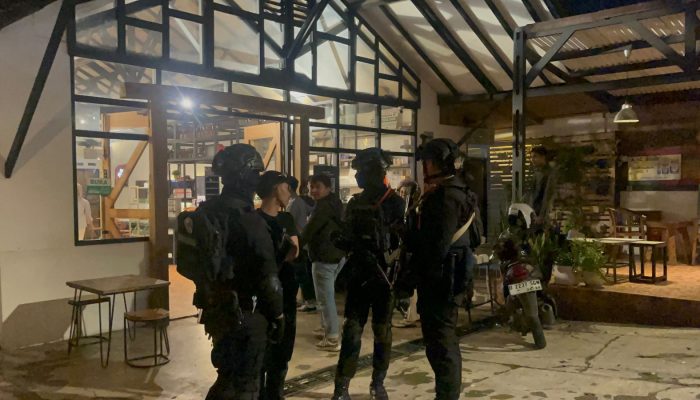 Patroli Malam Brimob Jabar Jaga Kamtibmas di Wilayah Cipanas Cianjur