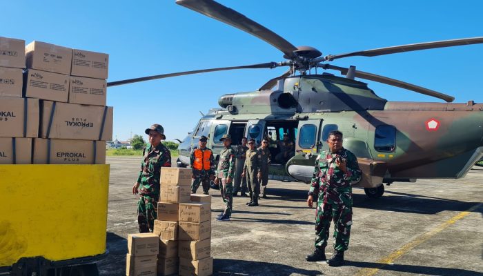 Dua Heli Caracal TNI AU Salurkan Bansos Ke Daerah Terisolir Bencana Aceh