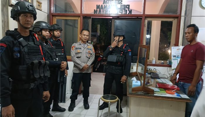Brimob Jabar Jaga Kondusifitas Malam di Wilayah Cirebon