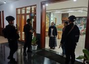 Hujan Deras, Personil Brimob Jabar Tetap Bergerak Patroli Jaga Kondusifitas Lembang