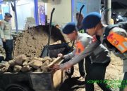 Tim SAR Brimob Jabar Sigap Tangani Banjir Rob di Indramayu