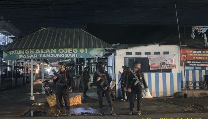 Patroli Brimob Jaga Kondusifitas Malam di Tanjungsari Sumedang