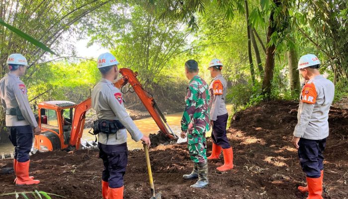 Tim SAR Brimob Jabar Normalisasi Sungai Di Cikeruh – Jatinangor