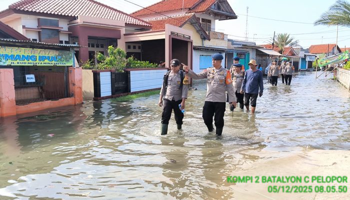 Tim SAR Brimob Jabar Sigap Tangani Banjir Rob di Indramayu