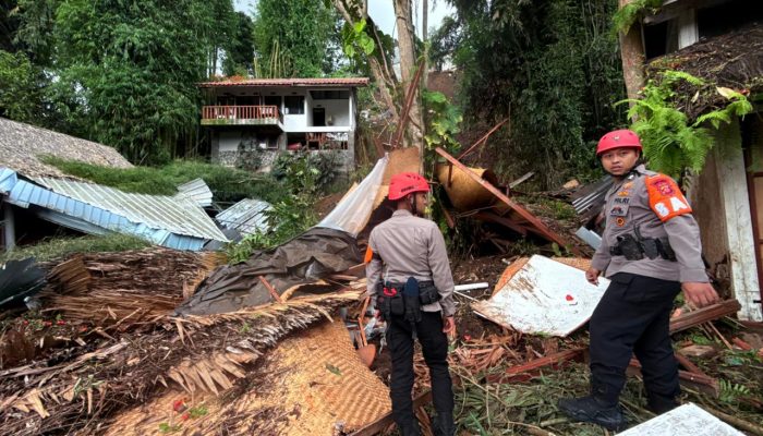 Respons Cepat Tim SAR Brimob Jabar Evakuasi Longsor di Parongpong