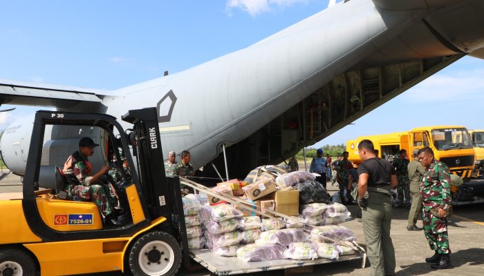 Prajurit Lanud SIM Tetap All Out Salurkan Bansos Untuk Korban Bencana Aceh