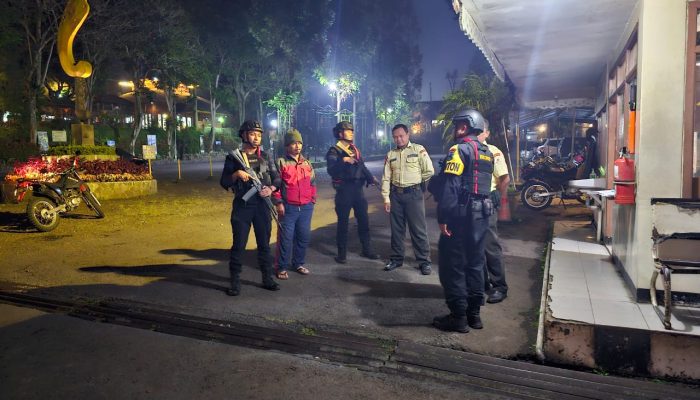 Brimob Jabar Patroli Malam di Cikole Lembang