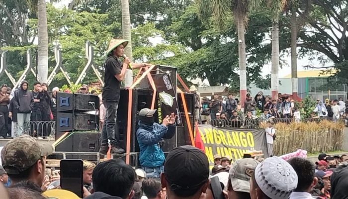 Brimob Polda Jabar Amankan Aksi Penolakan Geotermal di Cianjur
