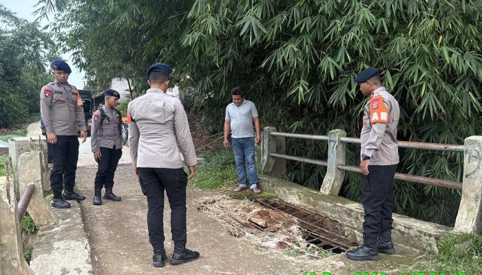 Brimob Jabar Lakukan Survey Jembatan di Karawang