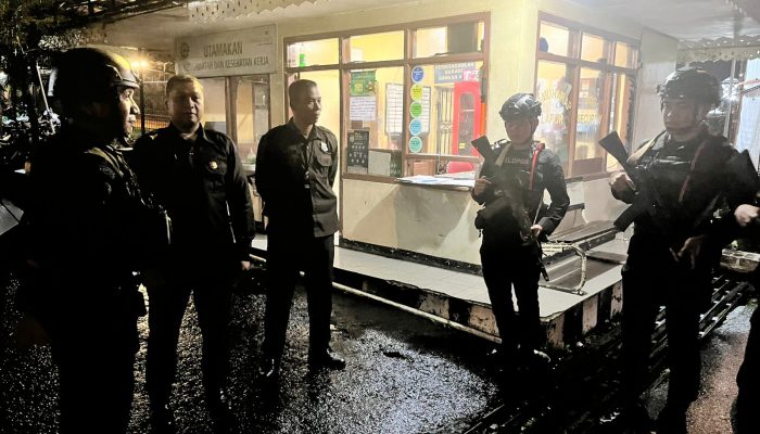 Ciptakan Malam Aman, Brimob Jabar Gencarkan Patroli Dialogis Wilayah Lembang