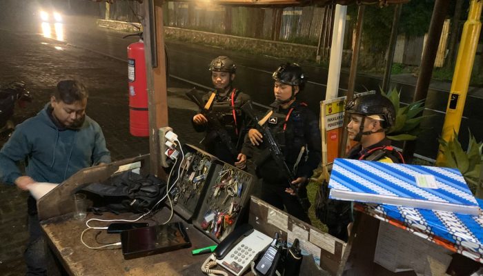 Brimob Jabar Patroli Malam Humanis Jaga Kondusifitas Lembang