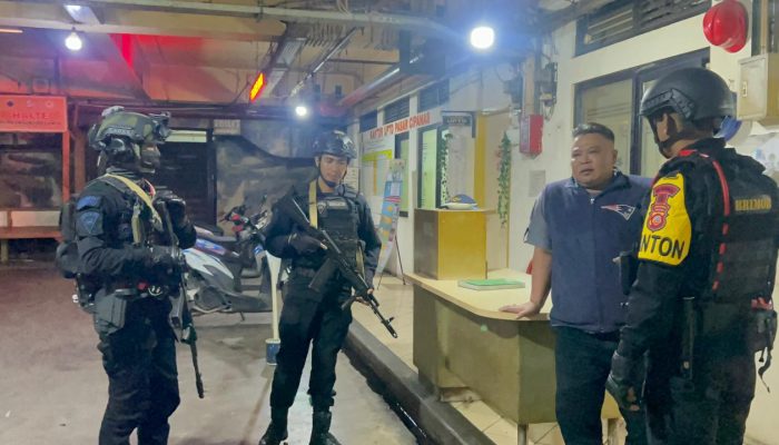 Patroli Dialogis Brimob Jabar di Minggu Malam Jaga Cipanas Tetap Kondusif