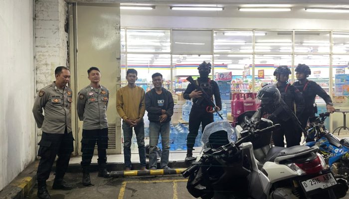 Brimob Jabar Jaga Kondusifitas Malam di Wilayah Solokan Jeruk