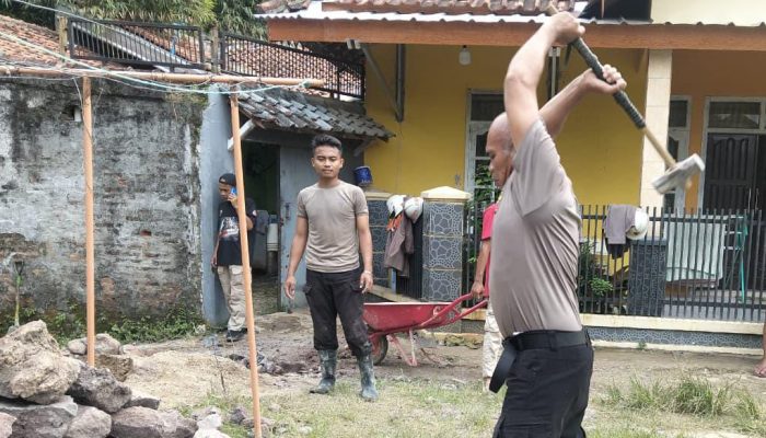 Brimob Jabar dan Warga Bersatu Bangun Pondasi Jembatan Dukuh Domba