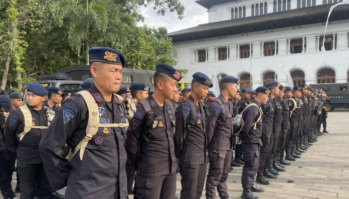 Brimob Jabar Siaga Amankan Aksi Unras SPN di Gedung Sate