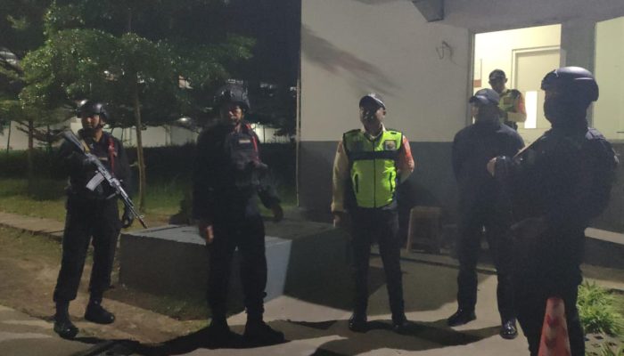 Patroli Dialogis Malam Hari, Brimob Jabar Jaga Kondusifitas Rancaekek Tetap Aman