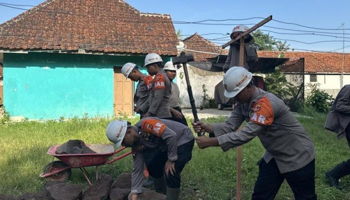 Hari Ke – 9,Brimob Jabar dan Warga Perkuat Pondasi Pembangunan Jembatan Dukuh Domba