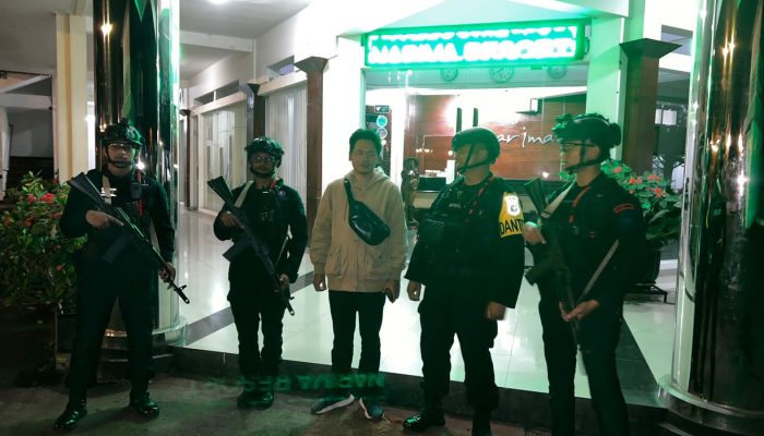 Patroli Dialogis Brimob Jabar Jaga Kondusivitas Jum’at Malam di Wilayah Lembang