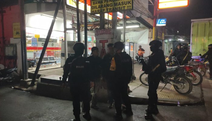 Patroli Dialogis Brimob Jabar Jaga Kondusifitas Bandung di Malam Hari