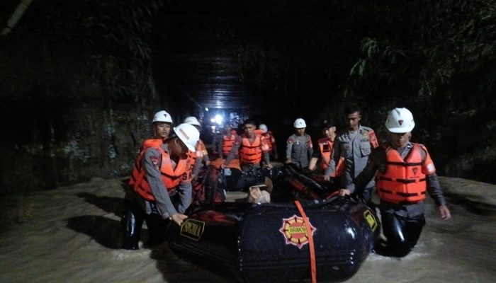 Satbrimob Polda Jabar Evakuasi Warga Terdampak Banjir di Desa Karangasem Cirebon