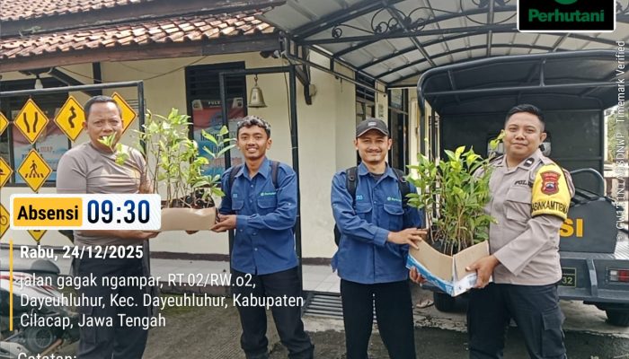 Dukung Penghijauan, KPH Banyumas Barat Serahkan Bantuan Bibit Pohon ke Polsek Dayeuhluhur