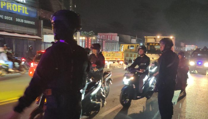 Patroli Kemanusiaan di Malam Natal, Brimob Jabar Hadir Jaga Keamanan & Keselamatan Warga