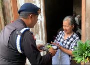 Brimob Jabar Bagikan Makanan Gratis Untuk Warga Dalam Program Jum’at Berkah