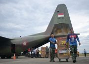 Hercules TNI AU Turunkan 150 Genset Bantuan ESDM Untuk Korban Bencana Aceh