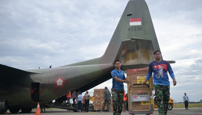 Hercules TNI AU Turunkan 150 Genset Bantuan ESDM Untuk Korban Bencana Aceh