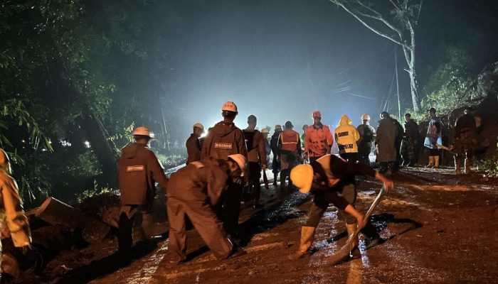 Respon Sigap Brimob Jabar Evakuasi Pohon Tumbang dan Longsor di Sumedang