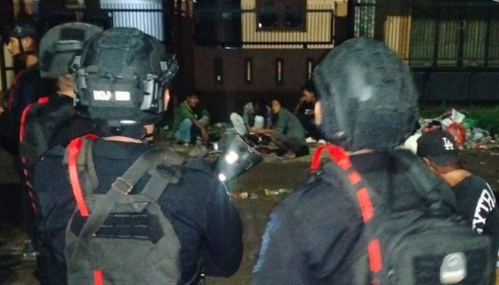 Tak Kenal Lelah, Brimob Jabar Patroli Dialogis Jaga Kondusifitas Malam Hari di Cirebon